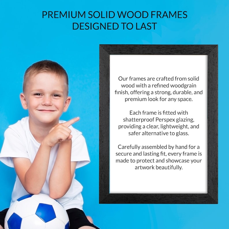 Puede incluir: Un marco de fotos negro con un paspart&uacute; blanco. El marco est&aacute; hecho de madera maciza con un acabado de vetas refinado. El texto de la imagen dice: PREMIUM SOLID WOOD FRAMES DESIGNED TO LAST.