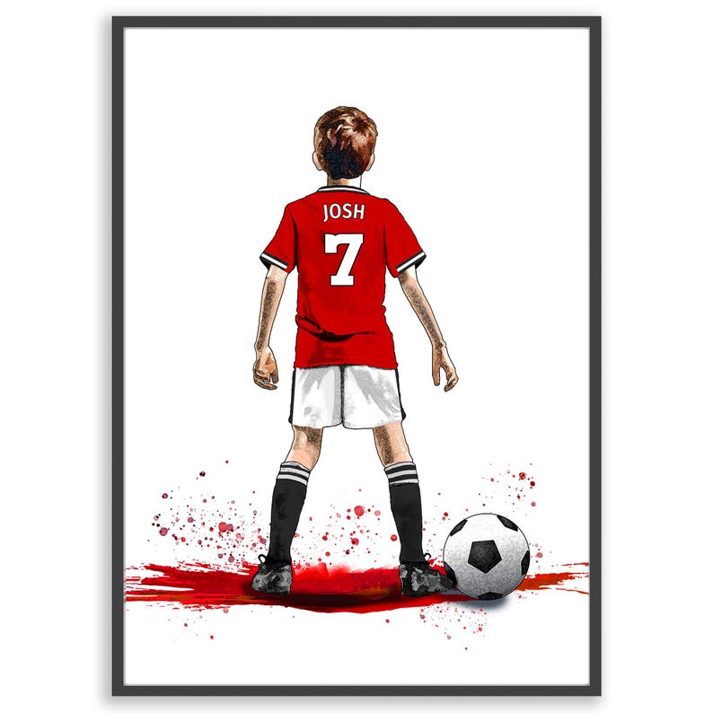 Puede incluir: Impresi&oacute;n enmarcada de un joven jugador de f&uacute;tbol, visto por la espalda, con una camiseta roja con el nombre "JOSH" y el n&uacute;mero "7". El jugador est&aacute; de pie sobre un bal&oacute;n de f&uacute;tbol, con un dise&ntilde;o de salpicaduras rojas en la parte inferior.