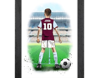 Könnte beinhalten: Gerahmte Illustration eines Fußballspielers in einem weinroten und weißen Trikot mit dem Namen "Josh" und der Nummer "10" auf dem Rücken. Der Spieler steht auf einem grünen Feld mit einem Fußball, mit Blick auf ein Stadion voller Zuschauer.