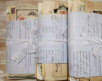 Grande pacote de itens antigos e vintage: livro-razão, mapas, correspondência, cartões, envelopes, página de livro