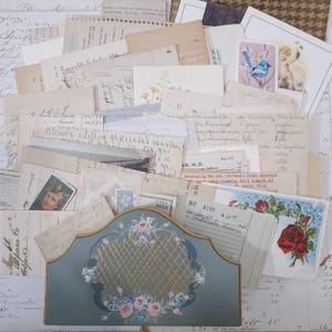 Pode incluir: Uma cole&ccedil;&atilde;o de ef&ecirc;meras vintage, incluindo cartas manuscritas, cart&otilde;es e recibos. Um suporte decorativo azul-petr&oacute;leo com um design floral e detalhes dourados est&aacute; na parte inferior. V&aacute;rios selos e ilustra&ccedil;&otilde;es est&atilde;o espalhados.