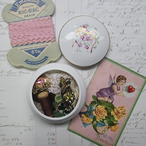 Vintage französische Schmuckschale aus Limoges mit Vintage und antiken handgefertigten Deckchen, Notions, antiker Blumenpostkarte, Junk Journal, Slow Stitch