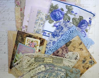 Könnte beinhalten: Eine Sammlung von Vintage-Ephemera, darunter florale Taschentücher, Spitzenbesatz, Spielkarten und Stoffreste mit Mustern. Die Farbpalette umfasst Blau-, Rosa-, Creme- und Beigetöne. Ein Etikett trägt die Aufschrift "QUININE".