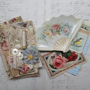 Vintage handbemalte Schmuckscheibe mit Vintage-Textilien, Ephemera, Kurzwaren, Junk Journals, langsamer Stich, Mischtechnik, Collage, Handwerk