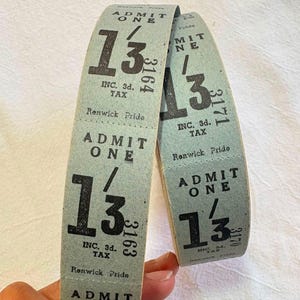 Könnte beinhalten: Eine Rolle hellgrüner Vintage-Eintrittskarten mit dem Text ADMIT ONE, Renwick Pride und INC. 3d. TAX. Die Tickets sind mit schwarzer Tinte bedruckt und enthalten fortlaufende Nummern wie 3163, 3164 und 3171 in einem vertikalen Layout.