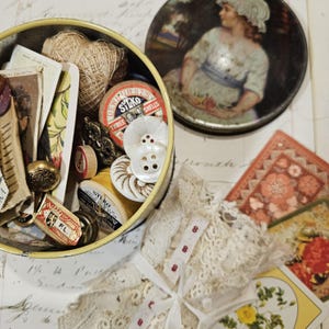 Vintage englische Dose mit Vintage-Stoff, Vintage und antiker Spitze, Vintage Ephemera, Vintage Nähzubehör, langsamer Stich, Junk-Journalzubehör