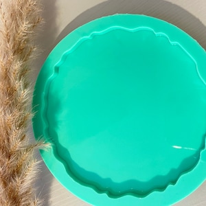 Può includere: Uno stampo in silicone verde chiaro per l'artigianato in resina. Lo stampo ha un bordo rotondo e smerlato.