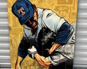 Op de afbeelding: Een kleurrijk, abstract schilderij van een honkballer in een blauw en rood uniform met een witte 'T' op de pet, die een andere speler in een grijs en wit uniform aanpakt. De achtergrond is een gele en bruine collage van verschillende afbeeldingen, waaronder een cowboylaars, een stier en een varken.