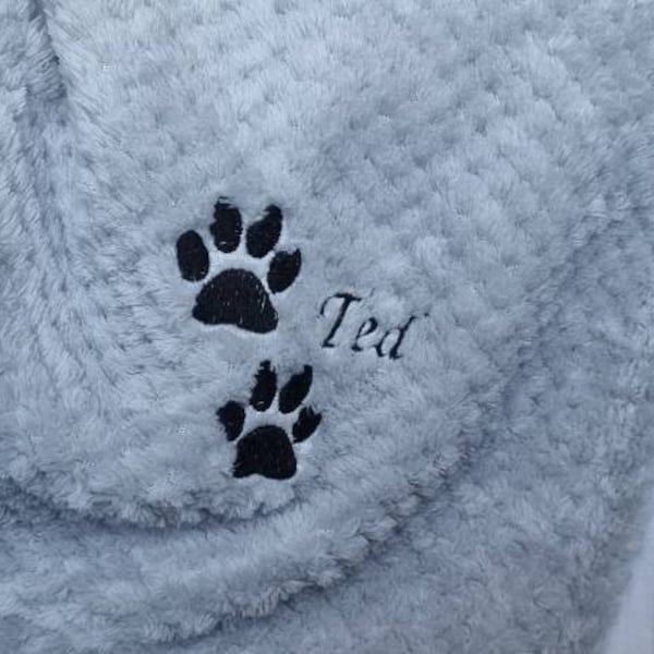 Personalised dog blanket / cat blanket, puppy blanket, pet gift, paw print and name, super Soft, embroidered