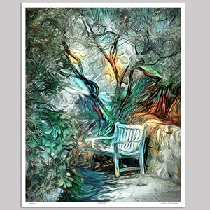 Può includere: Una stampa artistica astratta raffigurante una serena scena di giardino. Una panchina bianca è posizionata di fronte a un muro di pietra, circondata da un rigoglioso fogliame verde e alberi. L'opera d'arte utilizza una varietà di colori, tra cui verde acqua, arancione e bianco, creando un'atmosfera onirica.