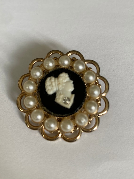 Vintage Cameo Brooch Faux Pearl Gold Tone Grecian Profile  display picture 1