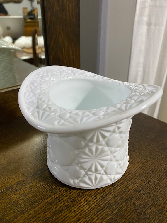 Fenton Milk Glass Daisy Button pattern (TRE) Fenton Milk Glass Daisy Button pattern (TRE)