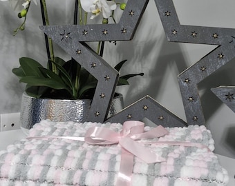 Handgemaakte pompon babydeken: roze, grijs en wit - cadeau pasgeboren
