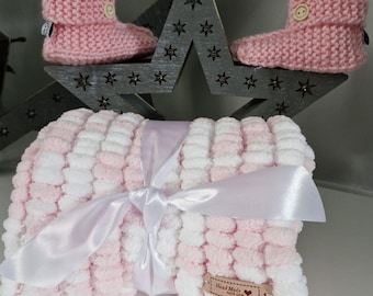 Handgemaakte pompon babydeken met slofjes: roze en wit pasgeboren cadeau