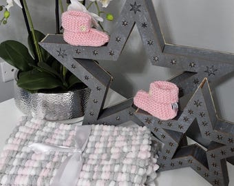 Handgemaakte pompon babydeken: roze, wit en grijs - cadeau pasgeboren