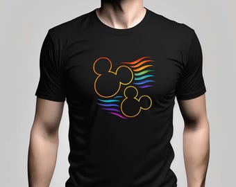 Op de afbeelding: Zwart T-shirt met een regenboog Mickey Mouse ontwerp. De afbeelding toont twee Mickey Mouse silhouetten met regenboog golven. Het shirt heeft een ronde hals en is gemaakt van een zacht materiaal.