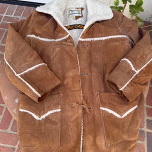 vintage Pioneer Wear manteau en cuir suédé pour hommes taille 38 (moyen) en cuir marron doublé sherpa homme de la montagne USA / bouton central manquant + daim