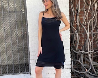 Vintage Donna Rocco Schwarzes Midikleid mit Wasserfallausschnitt und Netzüberzug n Rüschendetails Gr. 42