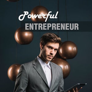 Puede incluir: Un hombre con un traje gris y una camisa blanca sostiene una tableta. El fondo es una pared azul oscuro con esferas de color cobre que cuelgan del techo. El texto "Powerful Entrepreneur" se muestra sobre la cabeza del hombre. El texto "Sure-fire steps to become a successful and powerful entrepreneur" se muestra debajo del hombre.