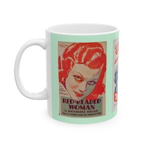 Puede incluir: Taza de cerámica blanca con un diseño de portada de libro vintage que presenta a una mujer con cabello rojo y el texto "Red-Headed Woman" de Katharine Brush. La portada del libro está en tonos de rojo, blanco y azul.