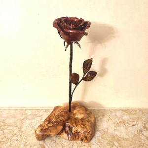 Eternal rose in wrought iron - Rose in Forged Iron and Olive Wood - Forged personalized gift - Red Metal Rose for 6 Iron Anniversary