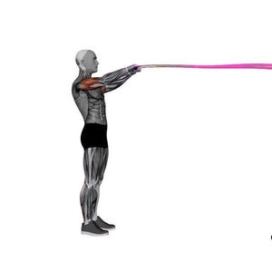 Op de afbeelding: Een persoon die een schouderoefening uitvoert met een weerstandsband bevestigd aan een fitnessapparaat. De band is roze en de machine is zwart. De persoon draagt een zwarte korte broek en grijze schoenen. De achtergrond is wit.