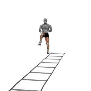 Op de afbeelding: Illustratie van een persoon die een high-knee-oefening uitvoert op een speedladder. De persoon draagt een zwarte korte broek en sportschoenen. De speedladder is zwart en grijs.