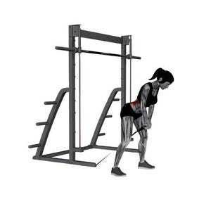 Op de afbeelding: Een grijswaarden illustratie van een persoon die een Smith machine gebruikt voor een rugoefening. De machine is donkergrijs, met een stang en gewichtsopslag. De persoon draagt zwarte sportkleding en is voorovergebogen en houdt een kabel vast.