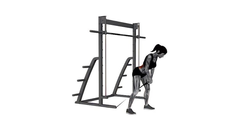 Op de afbeelding: Een grijswaarden illustratie van een persoon die een Smith machine gebruikt voor een rugoefening. De machine is donkergrijs, met een stang en gewichtsopslag. De persoon draagt zwarte sportkleding en is voorovergebogen en houdt een kabel vast.