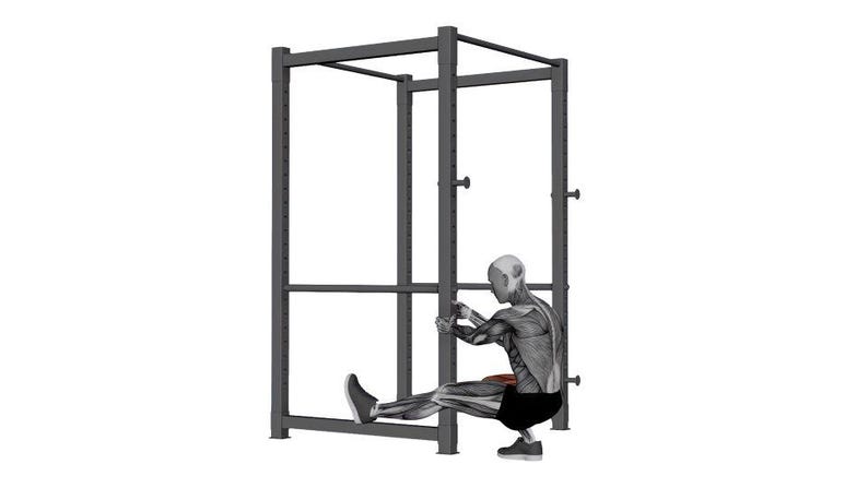 Op de afbeelding: Een grijze power rack voor gewichtheffen met een persoon die een zittende oefening uitvoert. De persoon draagt een zwarte korte broek en grijze schoenen. Het rek heeft verstelbare stangen en staat tegen een witte achtergrond.