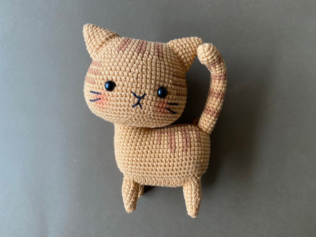 TOYMIS Positive Erdbeer-Katze – Gehäkeltes Kuscheltier Mit Ermutigungskarte, 13 Cm, Für Deko & Emotionale Unterstützung
