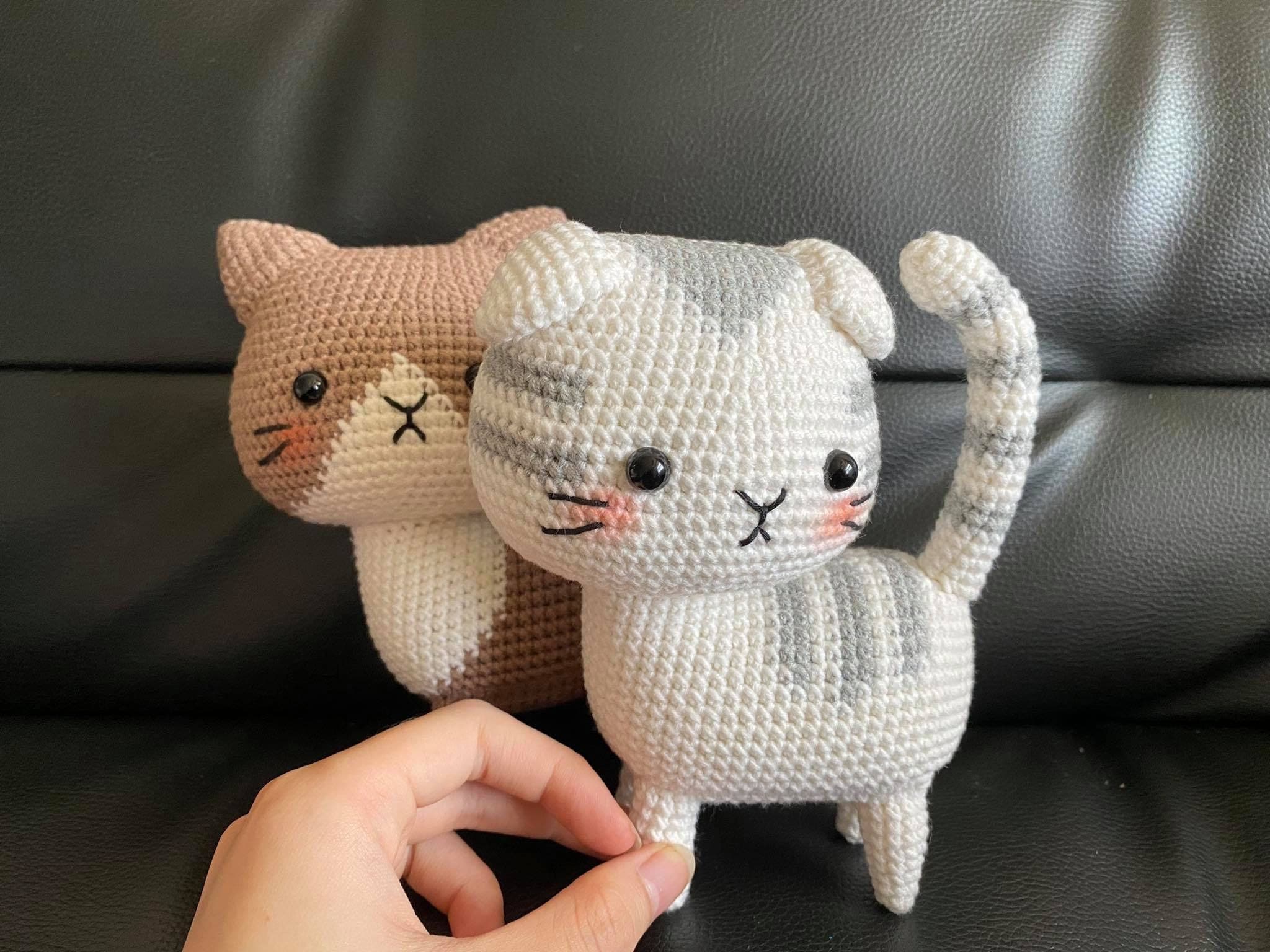 かぎ針編みの銀色のトラ猫、手作りあみぐるみおもちゃ、ぬいぐるみ