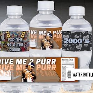 Op de afbeelding: Drie doorzichtige plastic waterflessen met etiketten met een rapper, een hartvormig ontwerp en de tekst "Give Me 2 Purr" en "2000's". De etiketten zijn bruin, zwart en zilver. Een banner onderaan toont "Give Me 2 Purr" en "Water Bottle Labels".