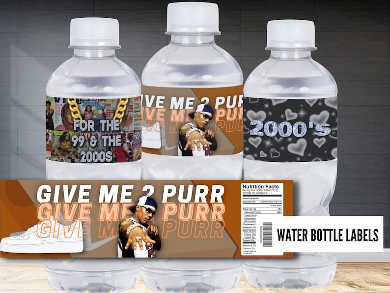 Op de afbeelding: Drie doorzichtige plastic waterflessen met etiketten met een rapper, een hartvormig ontwerp en de tekst "Give Me 2 Purr" en "2000's". De etiketten zijn bruin, zwart en zilver. Een banner onderaan toont "Give Me 2 Purr" en "Water Bottle Labels".