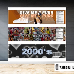 Op de afbeelding: Drie waterfleslabels met een collage van tijdschriftcovers uit de late jaren 90 en vroege jaren 2000, een rapper met een witte sneaker en een zwarte achtergrond met zilveren glitterhartjes en de tekst "2000's". De labels zijn voor waterflessen en hebben een voedingswaardelabel aan de rechterkant.