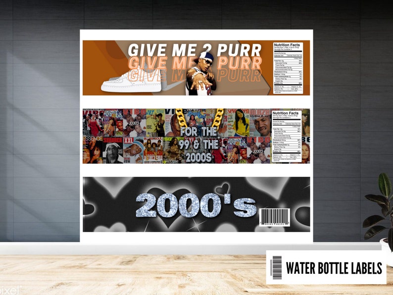 Op de afbeelding: Drie waterfleslabels met een collage van tijdschriftcovers uit de late jaren 90 en vroege jaren 2000, een rapper met een witte sneaker en een zwarte achtergrond met zilveren glitterhartjes en de tekst "2000's". De labels zijn voor waterflessen en hebben een voedingswaardelabel aan de rechterkant.