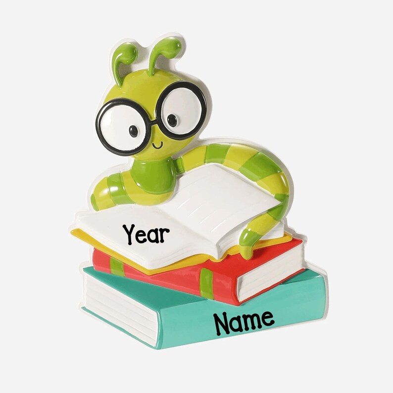 Op de afbeelding: Een groene en gele rups met een bril, bovenop een stapel boeken. De boeken zijn rood, geel en blauwgroen. Het woord "Year" staat op het bovenste boek en "Name" op het onderste boek.