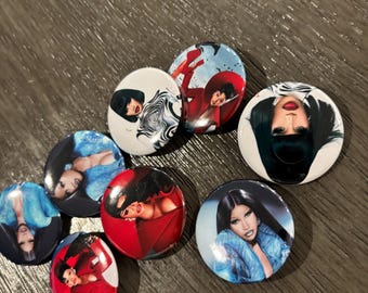 Cardi B ツアー、Am I the Drama ボタン 1.5 インチ 2.25 インチまたは 3 インチ ピンバックボタン、ファンボタン、[8 個パック]