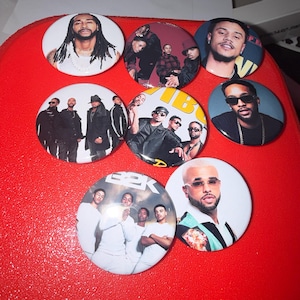 Puede incluir: Un letrero de madera rústica con el texto "Welcome to our home" en letras blancas. El letrero presenta un acabado envejecido y un diseño sencillo y acogedor.