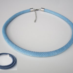 Gehaakte rocaillesketting - kralenkoord - Toho-rocaille - handgemaakte ketting - blauwe ketting - blauwe accessoires - outfitdetails blauw