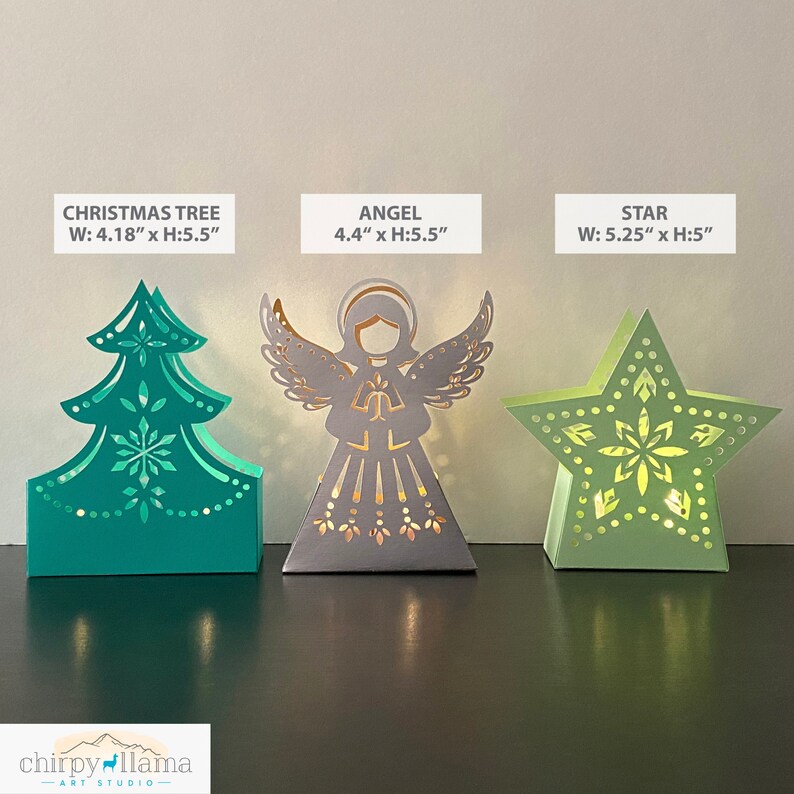 Pu&ograve; includere: Tre decorazioni natalizie di carta illuminate: un albero di Natale turchese, un angelo argentato e una stella verde. L'albero &egrave; largo 10,6 cm e alto 14 cm. L'angelo &egrave; largo 11,2 cm e alto 14 cm. La stella &egrave; larga 13,3 cm e alta 12,7 cm.