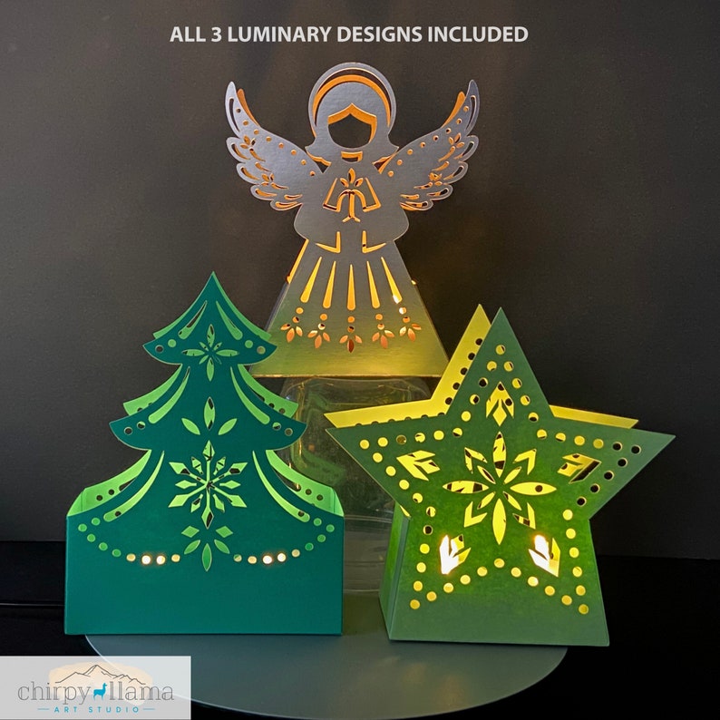 Pu&ograve; includere: Tre motivi di lumini in carta: un albero di Natale verde, una stella verde e un angelo argentato. Tutti e 3 i motivi di lumini sono inclusi.