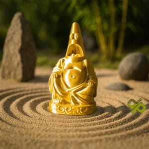 Könnte beinhalten: Eine goldfarbene Statue eines Comic-Charakters, der in meditativer Pose sitzt. Die Statue steht auf einer sandfarbenen Oberfläche mit konzentrischen Kreisen.