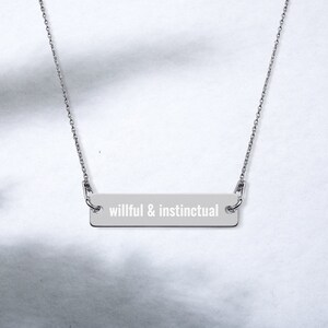 Lecture de l’aspect le plus important - Gravé sur le collier de chaîne de barre d’argent
