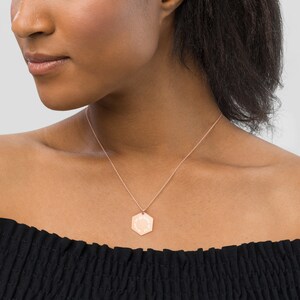 Signo de luna grabado en el collar hexagonal de plata