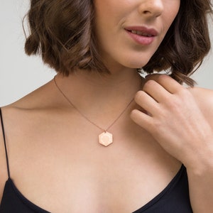 Signo de Marte grabado en el collar hexagonal de plata
