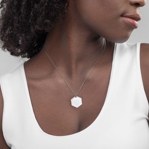 Segno di Venere inciso su una collana esagonale in argento