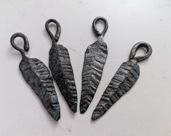 Llavero de hoja forjada