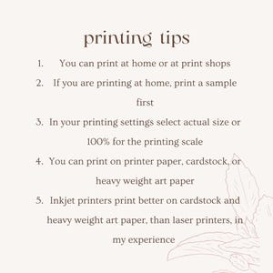 Op de afbeelding: Een digitaal document getiteld printing tips met vijf genummerde instructies voor het printen thuis of in een winkel, inclusief papieradvies en schaalinstellingen. Donkerbruine tekst op een beige achtergrond met een florale lijntekening.