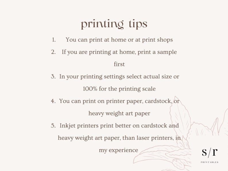 Op de afbeelding: Een digitaal document getiteld printing tips met vijf genummerde instructies voor het printen thuis of in een winkel, inclusief papieradvies en schaalinstellingen. Donkerbruine tekst op een beige achtergrond met een florale lijntekening.